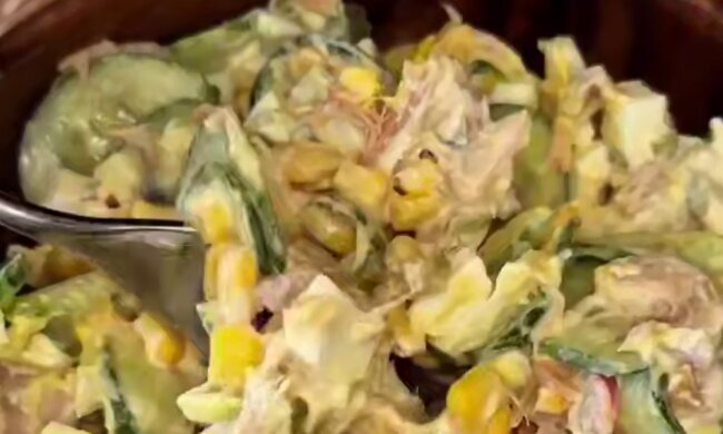 Салат з огірками та тунцем, кадр з відео