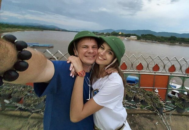 Дмитрий Комаров с супругой. Фото: instagram.com/komarovmir