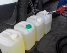 Вот это человек додумался: украинец научился делать свой бензин из пластика. Он даже заправляет мотоцикл
