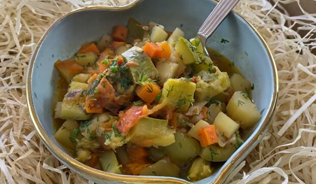 Рецепт молодих кабачків з болгарським перцем, картоплею та сиром на сковорідці. Фото: YouTube
