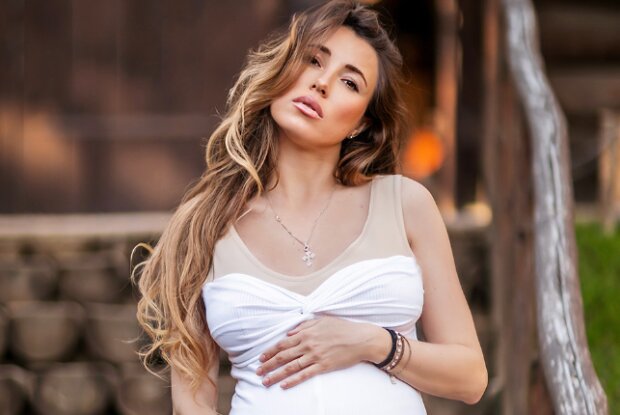 Невестка Ющенко похвасталась фигурой и "завлекающим" шпагатом после родов. Фото