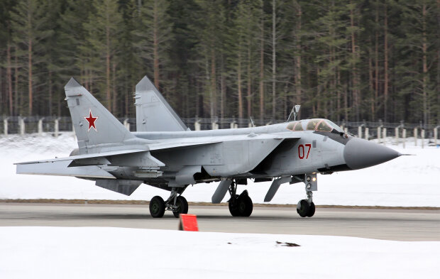 Горят самолеты: мощные взрывы на белорусском военном аэродроме. Оттуда взлетали МиГ-31. Из-за них объявляли тревогу в Украине