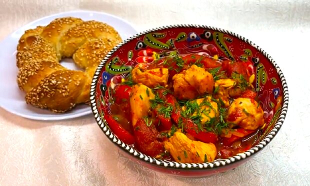Рецепт турецкого соте из курицы в томатной пасте. . Фото: YouTube