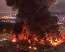 Москва у вогні та пекельному диму: горить найбільший торговий центр, чути вибухи. Відео