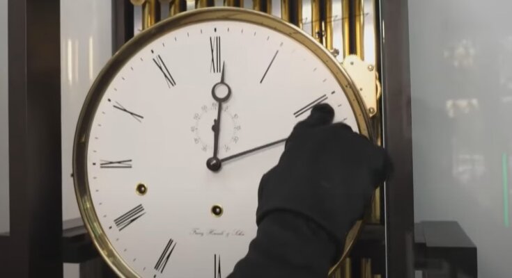Переведення годинників. Фото: скріншот YouTube-відео