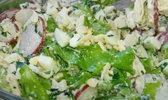 Його називають "Весняна насолода": рецепт салату з молодою редискою, куркою та яйцем