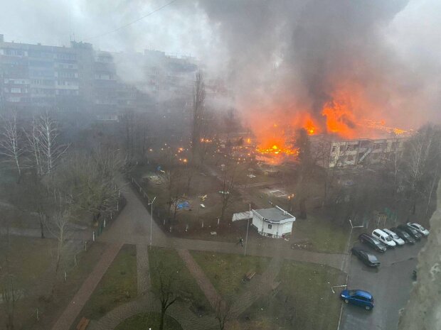 Керівництво МВС не вижило: під Києвом на житловий масив упав гелікоптер, просто поряд із дитячим садком. Декілька дворів у вогні. Що відомо