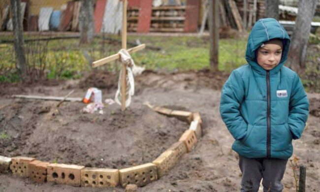 6-летний украинец на могиле мамы. Ее похоронили прямо во дворе. Это фото должны увидеть все