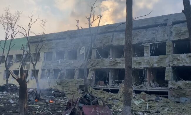 Нелюди! Росіяни вдарили бомбами по пологовому будинку в Маріуполі! Багато постраждалих жінок