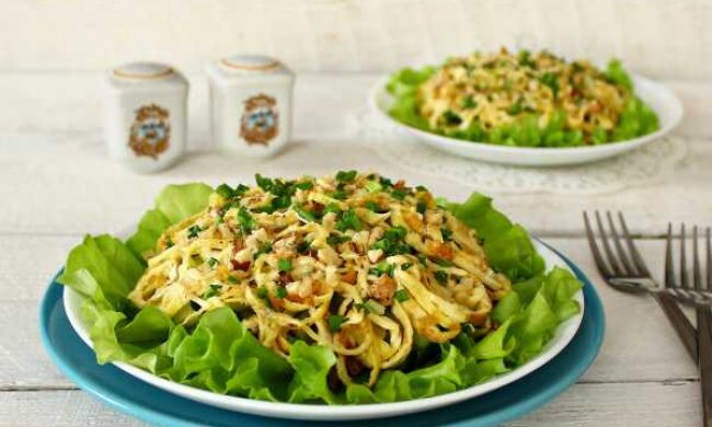 Вы будете им наслаждаться: рецепт нежного "Римского салата" с мясом и яичными блинчиками