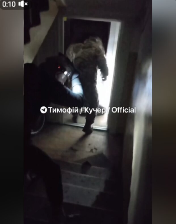 ТЦК у польїзді б'ють чоловіка