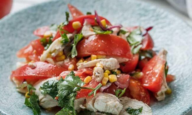 Салат з куркою, мацарелою та овочами