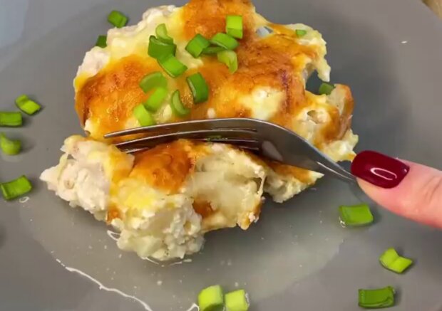 Курица с цветной капустой под сырной корочкой, кадр из видео