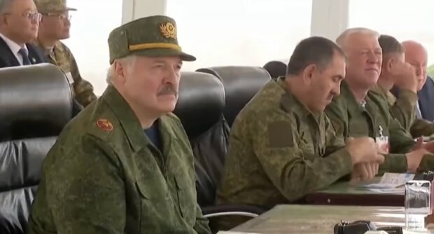 Беларусь стягивает эшелоны с военной техникой к границам Украины. Видео