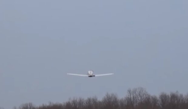 Був потужний удар: у Росії літак "прорубав" крилом поливальну машину. Відео