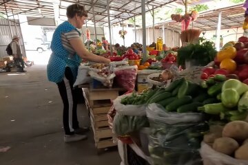 Сезонні овочі на ринку чи в супермаркеті: українцям показали, де купувати дешевше 3 Продаж овочів на ринку, фото: youtube.com