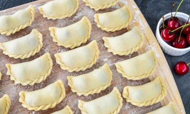 Такие вареники готовили наши бабушки: рецепт самого правильного теста, которое хвалят до сих пор