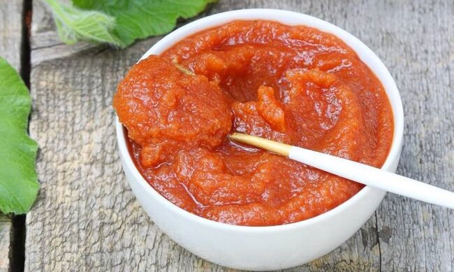 Ви будете хвалитися цією стравою, але секрет не розкриєте: рецепт найсмачнішого кабачкового кетчупу на зиму