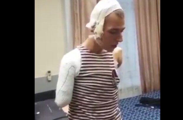 Российский оккупант, оставшийся без рук, показал, как обмывает медаль. Видео