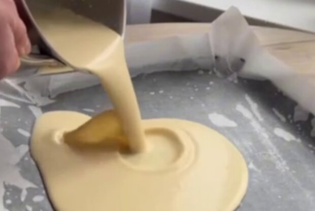 Млинець з кремом і ягодами, кадр з відео