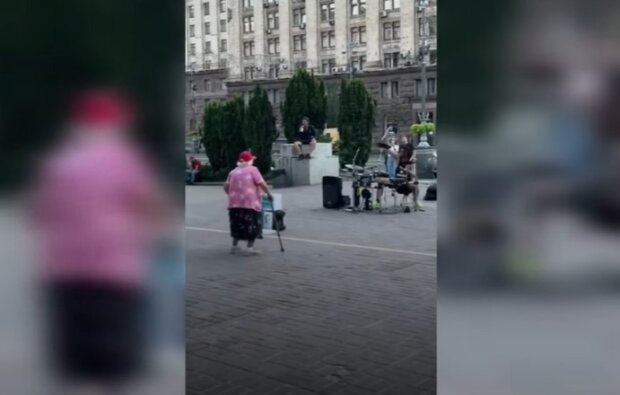 Бабуля, танцующая посреди Киева под хит "Допоможе ВСУ", стала звездой сети. Видео