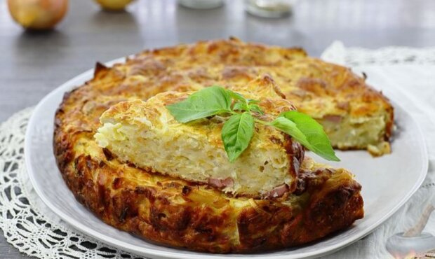 От этого блюда невозможно оторваться, даже если вы сыты: рецепт луковой запеканки с сыром и сосисками