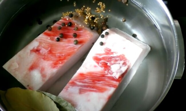 Настоящий украинский рецепт: как приготовить ароматное вареное сало