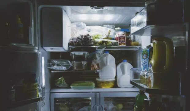 Різкий запах із холодильника, фото: youtube.com