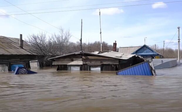 Масштабна евакуація в Росії: вже прорвало чотири греблі поспіль, вода накриває цілі населені пункти