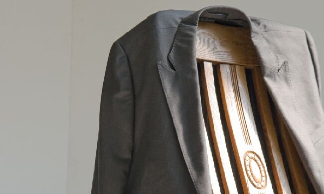 Навлекаете беду: почему нельзя вешать вещи на спинку стула или офисного кресла