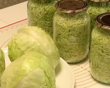 Рецепт хрустящей и сочной капусты в банках на зиму с добавлением аспирина. Фото: YouTube
