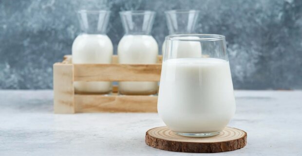 Для чого наші бабусі додавали трошки солі в молоко: хитрість, яка стане в нагоді
