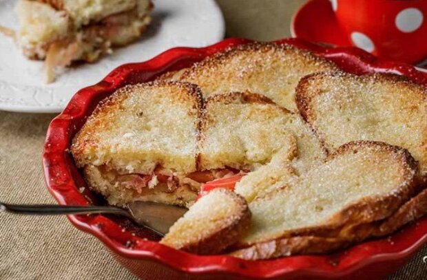 Вы удивите всю семью: как приготовить быстрый пирог из хлеба и яблок. Рецепт