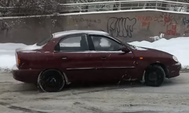 Автомобиль зимой: скрин с видео