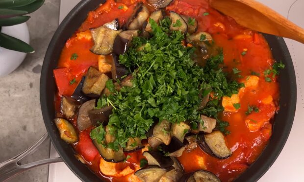 Рецепт курицы, запеченной с баклажанами и грибами в томатном соусе. Фото: YouTube