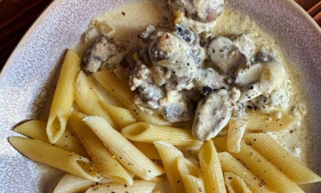 Курячі сердечка в сметані, фото: youtube.com