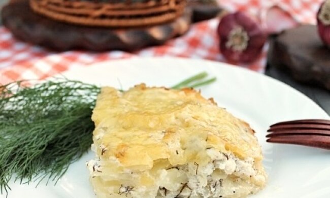 Когда прибежали с работы и очень хочется кушать: рецепт аппетитной картошки со сметаной и чесноком в духовке