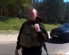 Штаны не отстирает: бойцы ВСУ задержали полицейского, который требовал у водителя 300 грн. Видео