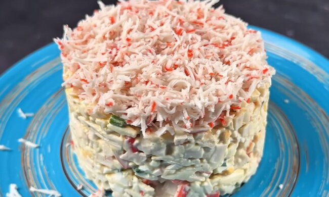 Салат з крабовими паличками, кадр з відео