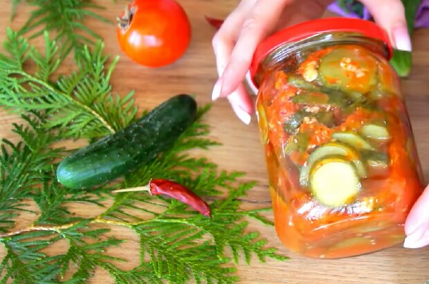 Рецепт салата на зиму из огурцов и помидоров по грузинскому рецепту. Фото: YouTube