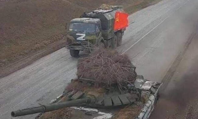 "Анти-Байрактар": россияне защищаются советским флагом и ёлками. Фото