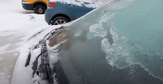 Стекло автомобиля замерзло: скрин с видео