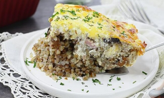 Нежная и неповторимая: как приготовить изысканную запеканку с гречкой, колбасой и грибами