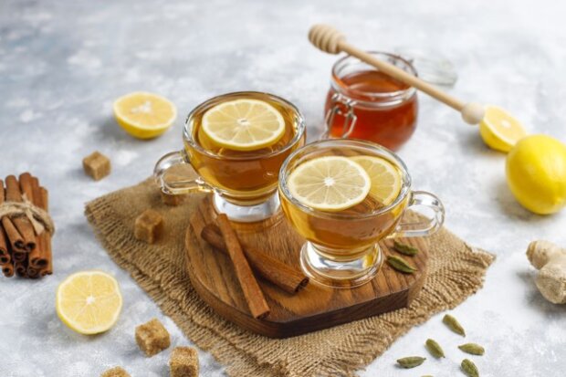 Багато хто помилявся: чи справді корисно додавати мед у гарячий чай
