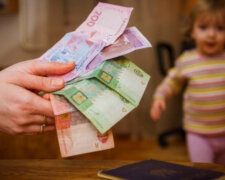 Сім'ям з дітьми роздадуть гроші, фото: youtube.com