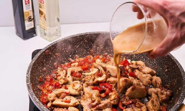 Сочно, ароматно и аппетитно: рецепт нежной курицы с молодой капустой в кисло-сладком соусе