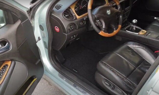 Пылился под многолетним слоем пыли: в заброшенном гараже обнаружили раритетный Jaguar S-Type 1966 года