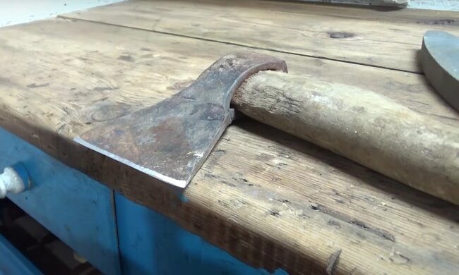 Як правильно заточити сокиру, щоб рубка дров приносила задоволення