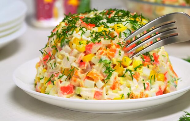 Рецепт быстрого и сытного салата с мивиной, колбасой, яйцом и соленым огурчиком. Фото: YouTube