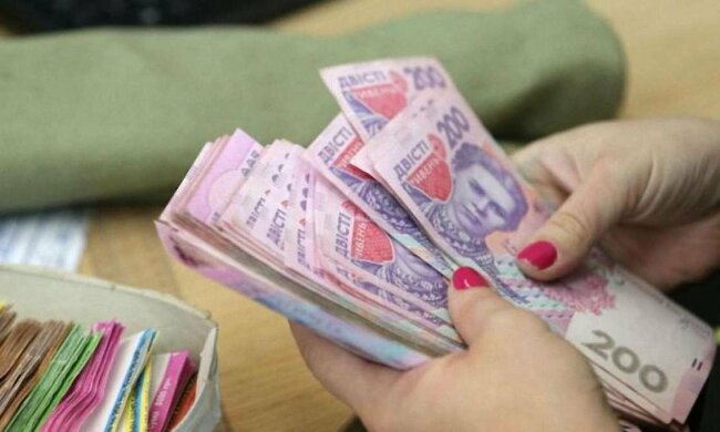 Украинцам поднимают зарплаты